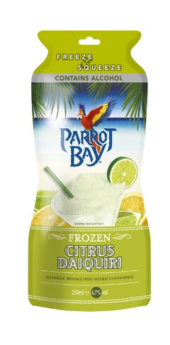 FREEZE & SQUEEZE CONTAINS ALCOHOL PARROT BAY SERVING SUGGESTION FROZEN CITRUS DAIQUIRI ALCOHOLIC BEVERAGE WITH NATURAL FLAVOURINGS 250 ml e 4.7% vol
