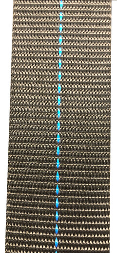 Die Kennfadenmarke kennzeichnet Spanngurte für LKW-Planenspanner mit einem fortlaufenden, aus einem blauen, eine gleichmäßig gestrichelte Linie ausbildenden, mittig des Gurtes eingebrachten, in Längsrichtung verlaufenden Kennfaden.